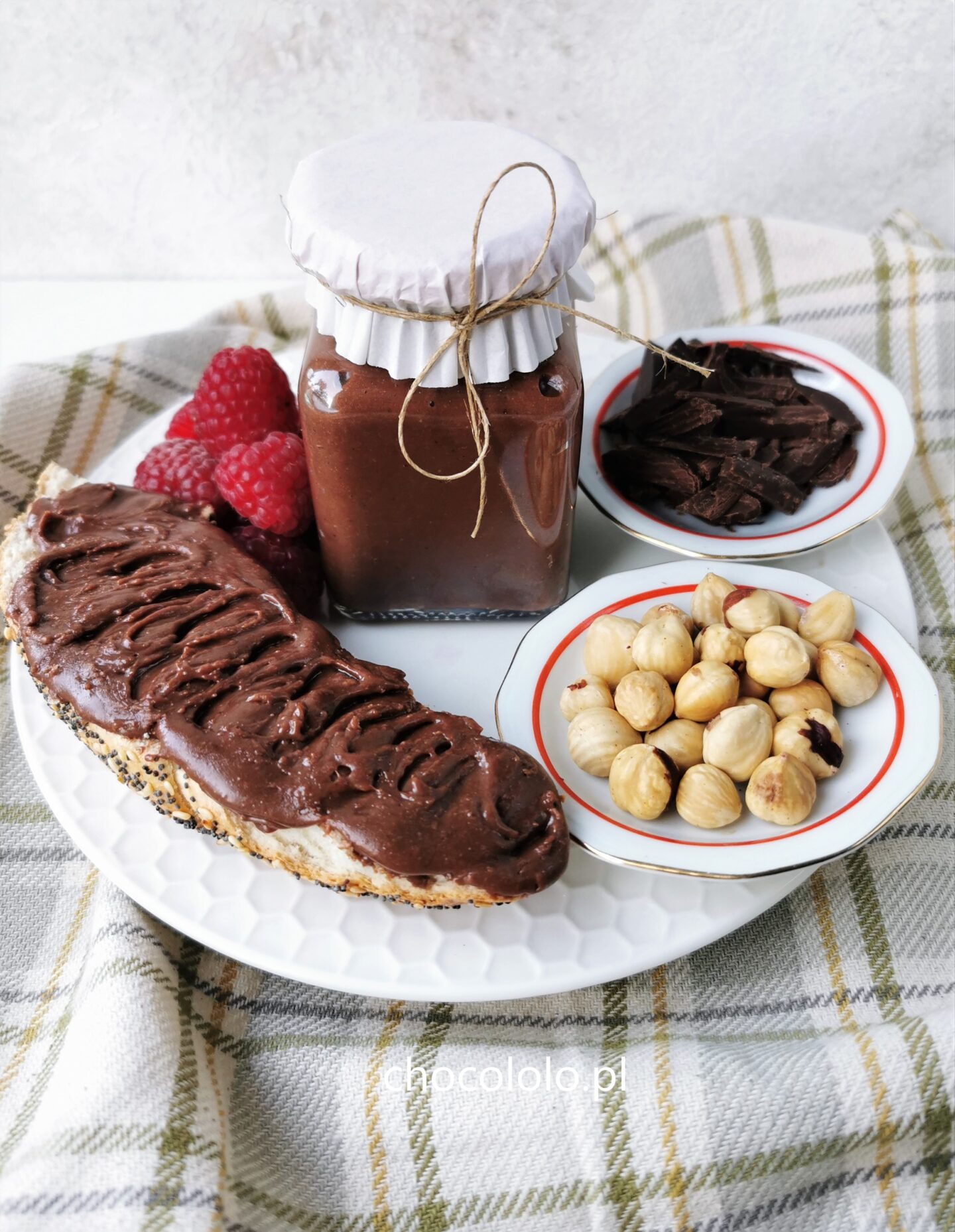 Maślane ciasteczka z kremem czekoladowo orzechowym Chocololo pl