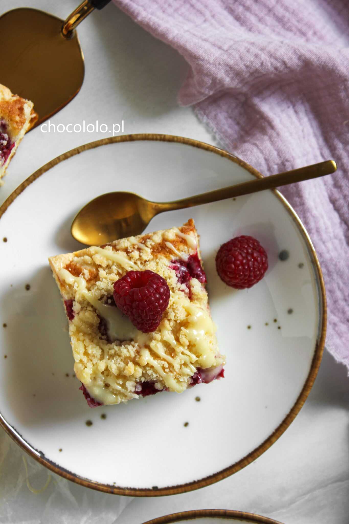 Ciasto z białą czekoladą malinami i kruszonką Chocololo pl