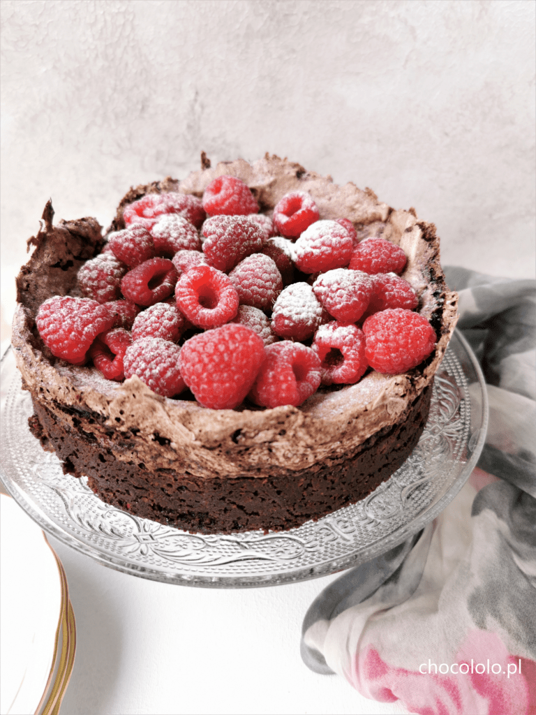 brownie z czekoladową bezą i malinami