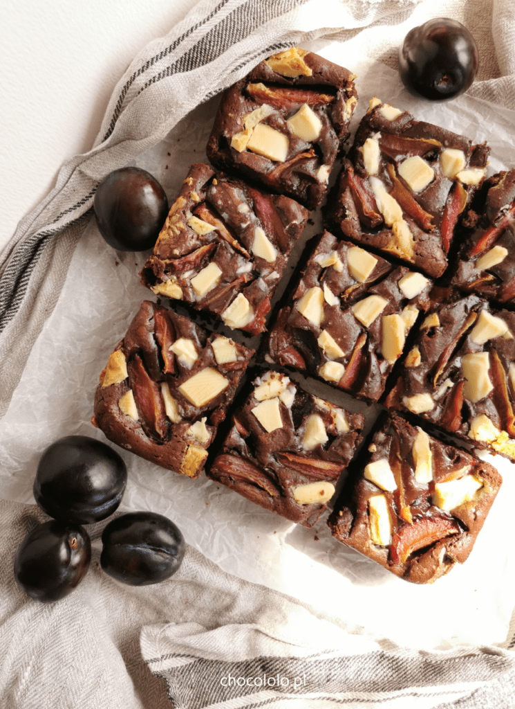 brownie ze śliwkami i białą czekoladą