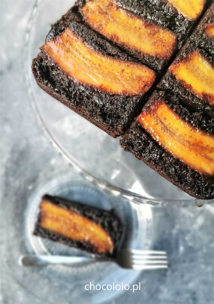 odwrócone ciasto bananowe czekoladowe z karmelem