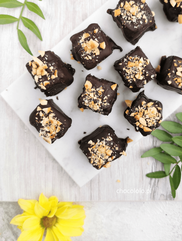 czekoladowe-fit-kosteczki-z-daktylami-i-orzechami-1