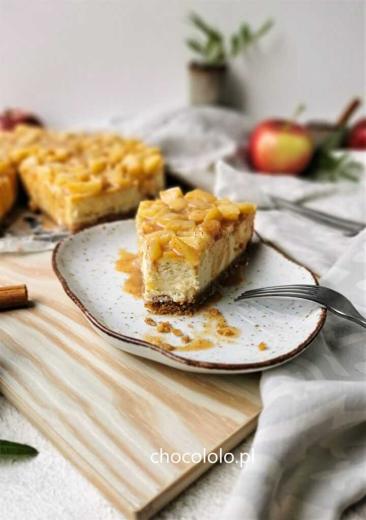 sernik z białą czekoladą i jabłkam 1aa