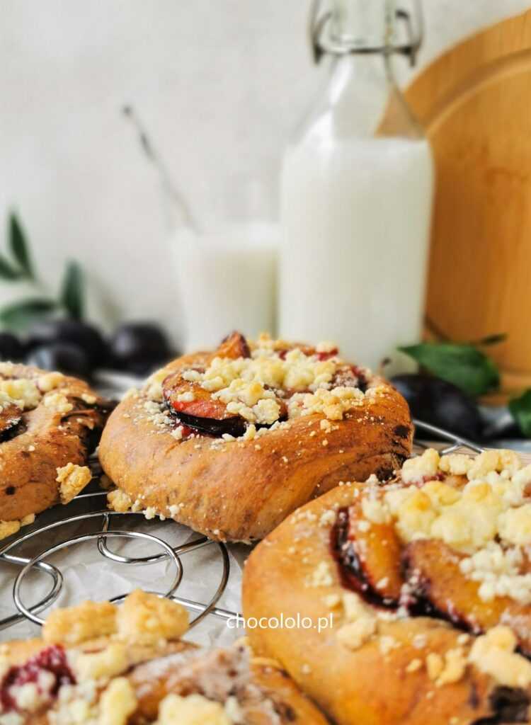 drożdżówki ze śliwkami i czekoladą 1