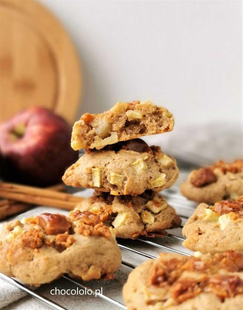 ciasteczka z jabłkami, białą czekoladą i krówkami 1