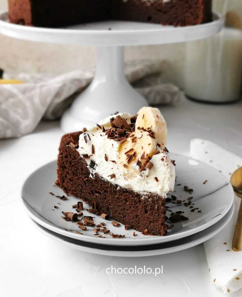 bezmączne ciasto czekoladowe z kremem i bananami 1