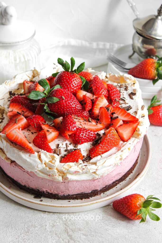 ciasto czekoladowe z kremem truskawkowym i bezą 1