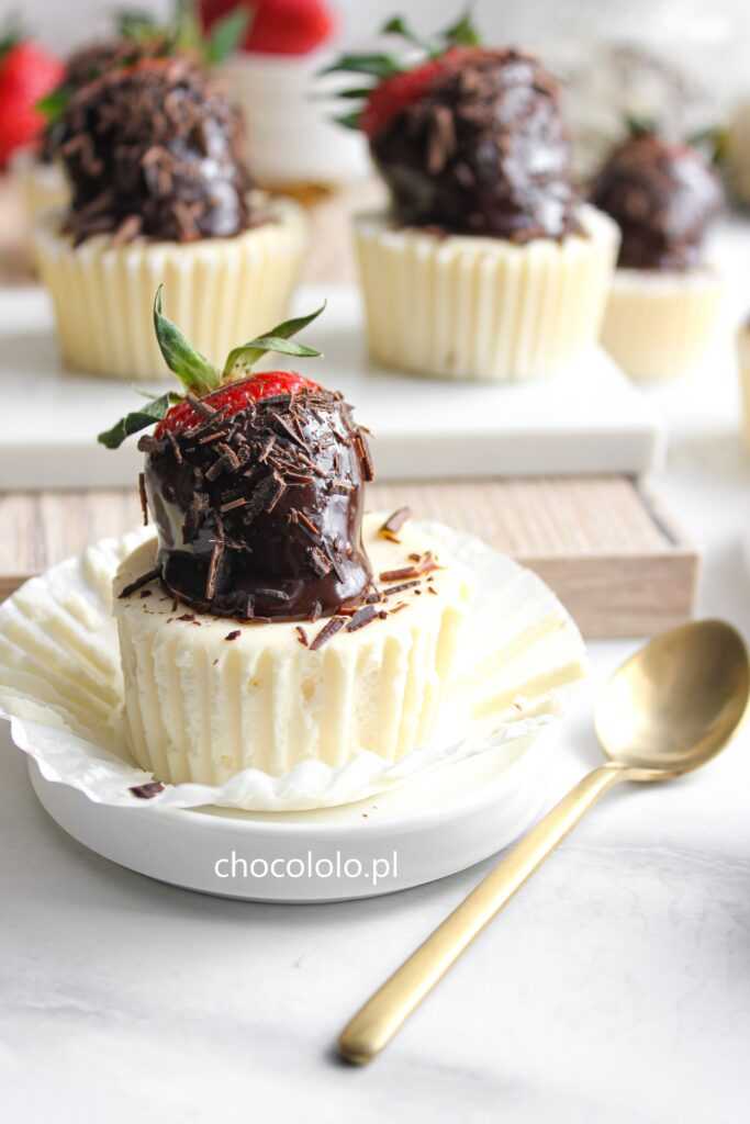 mini serniczki z truskawką w czekoladzie 1