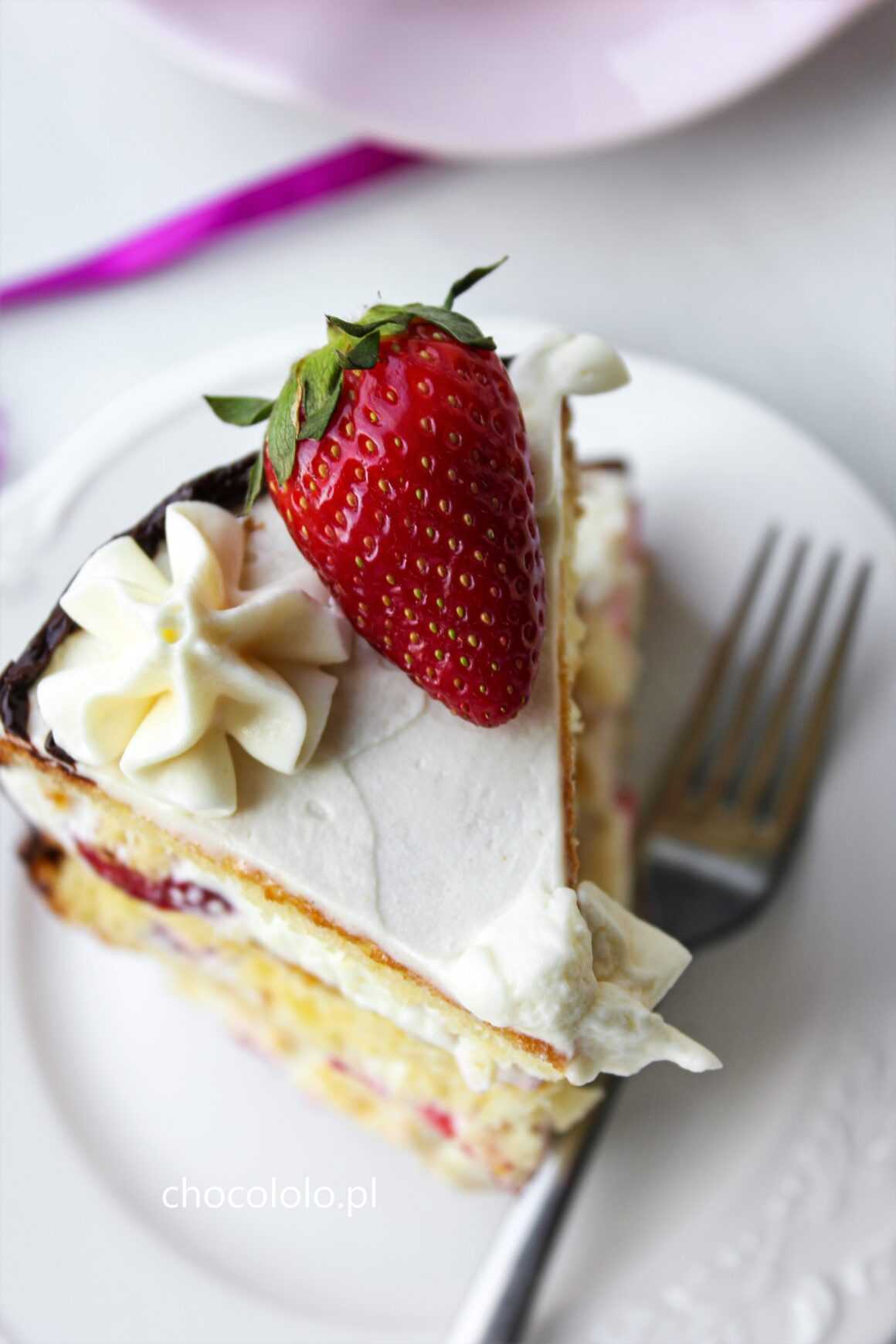 Tort kokosowy z białą czekoladą i truskawkami