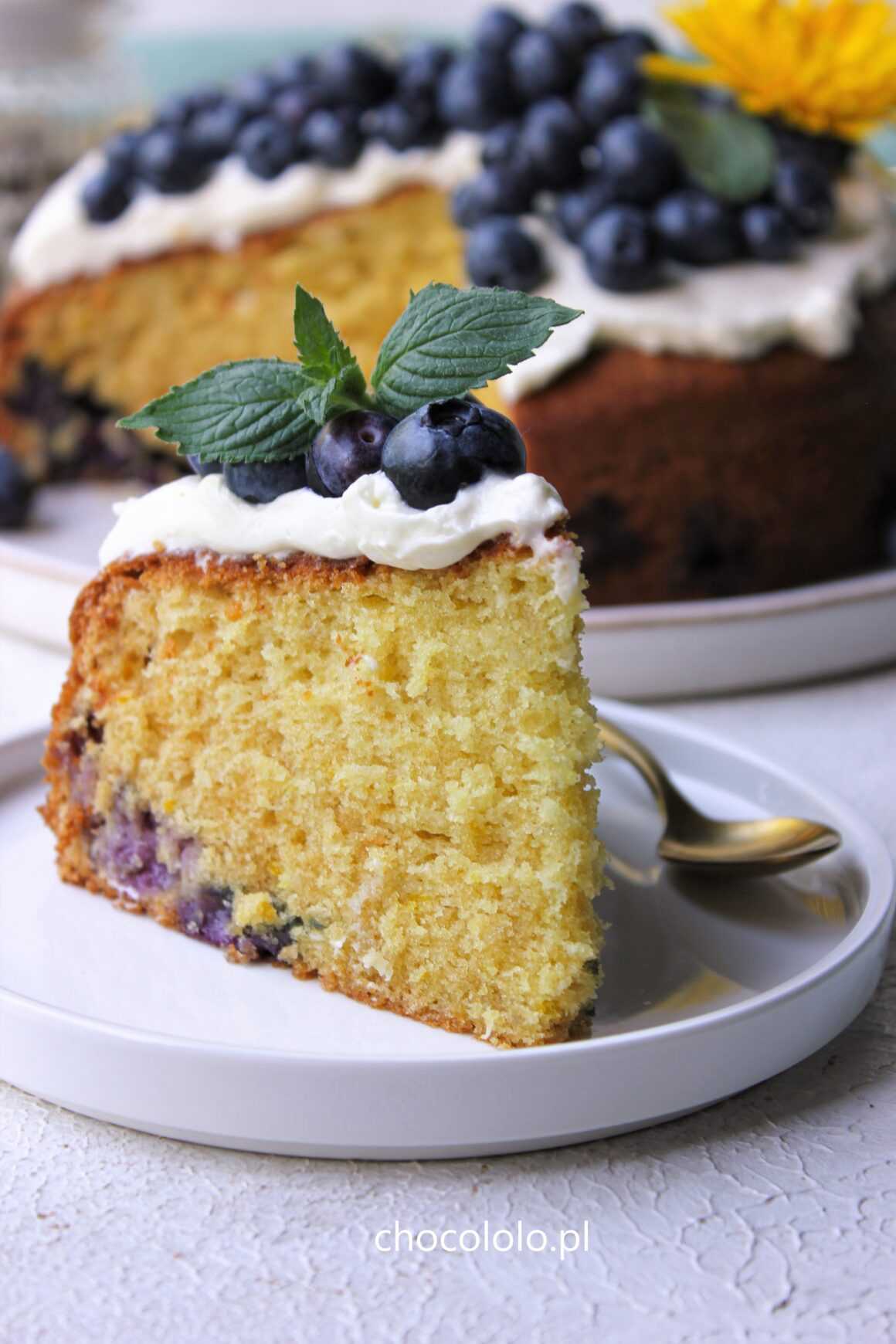cytrynowe ciasto z białą czekoladą, kremem i borówkami