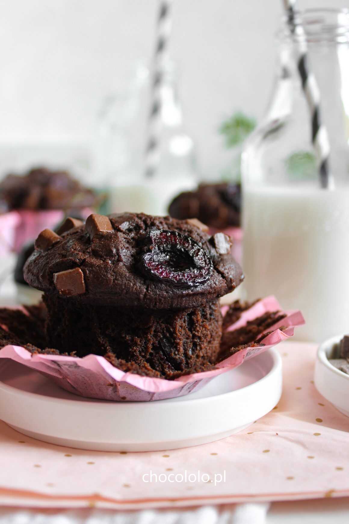 czekoladowe muffinki z czereśniami