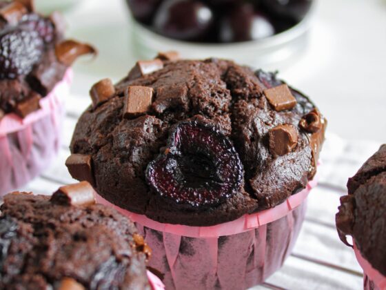 czekoladowe muffinki z czereśniami