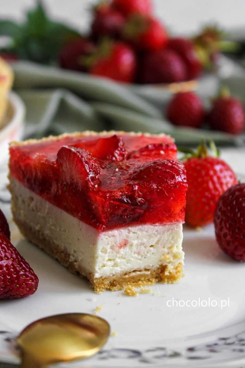 tarta sernikowa z białą czekoladą i truskawkami