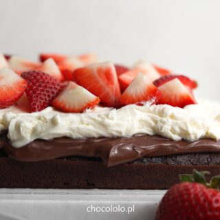 ciasto czekoladowe z nutellą i truskawkami