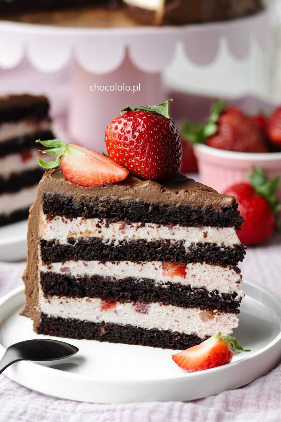 tort czekoladowy z truskawkami