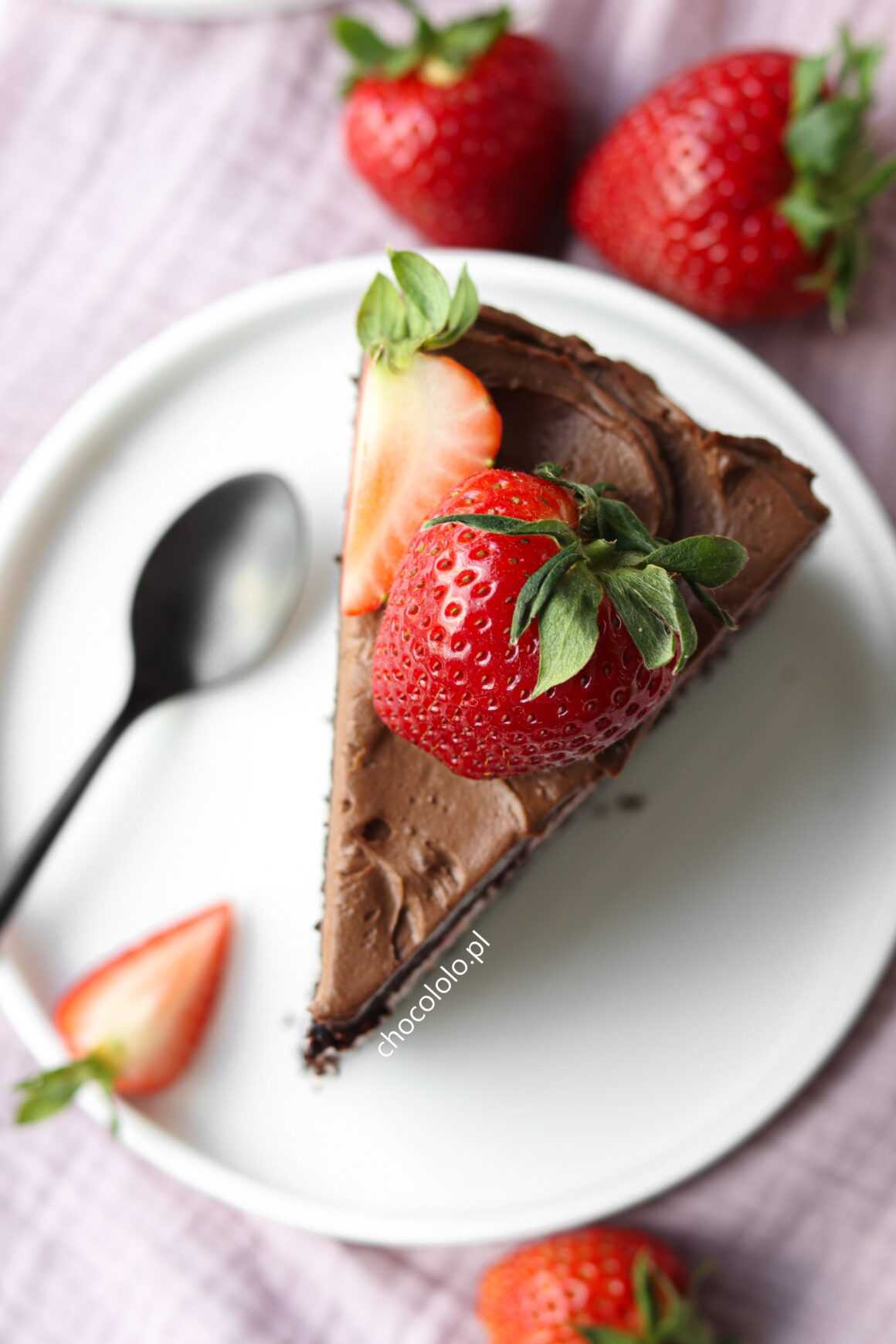 tort czekoladowy z truskawkami
