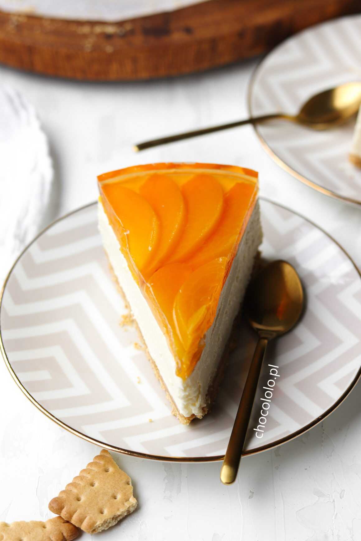 sernik na zimno z białą czekoladą i brzoskwiniami