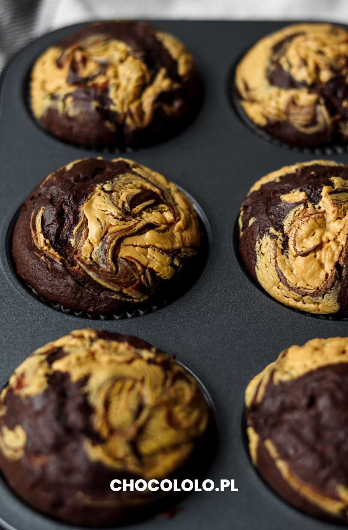 muffinki czekoladowo-bananowe z masłem orzechowym