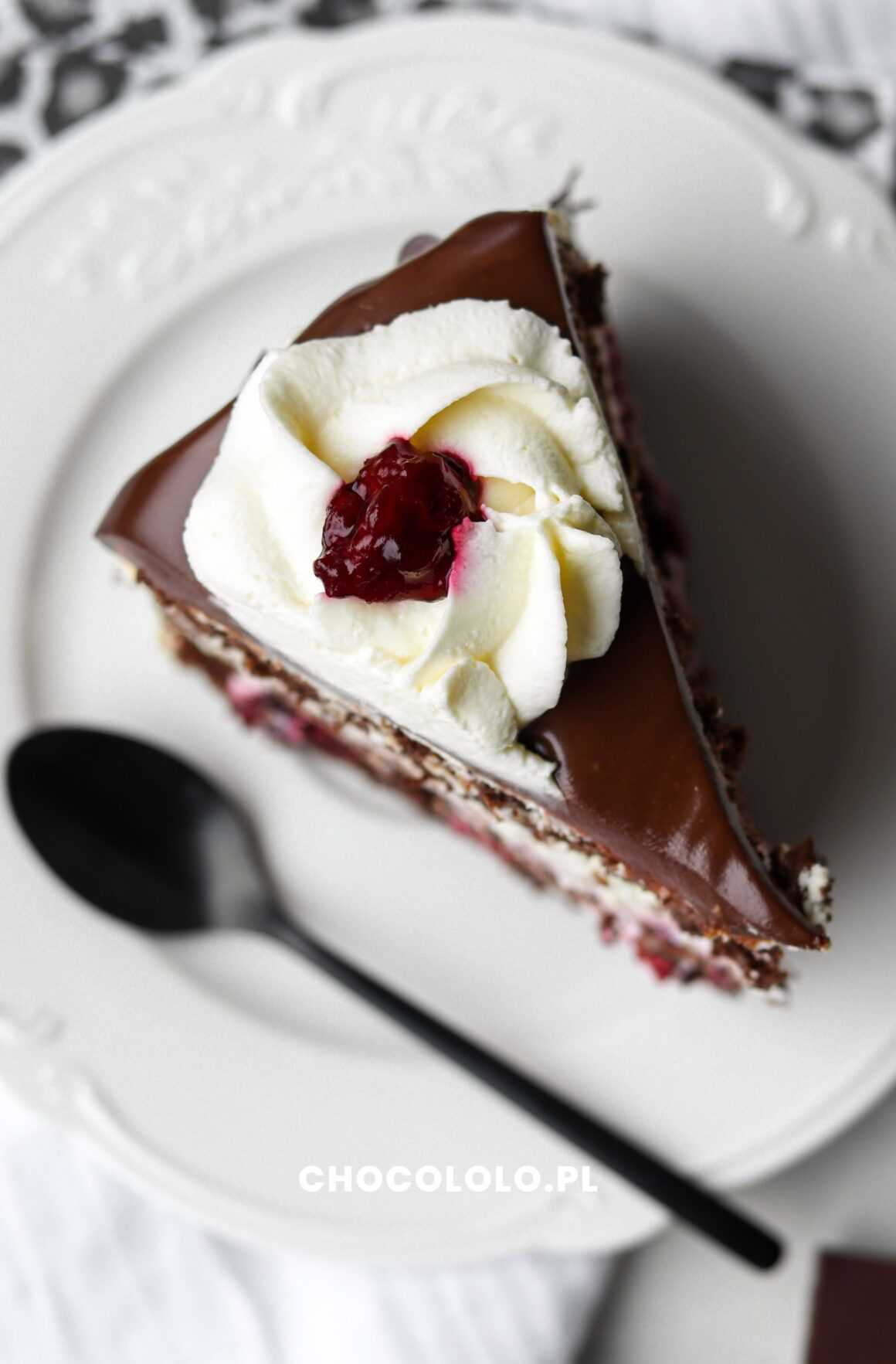 tort czekoladowo-śmietankowy z wiśniami