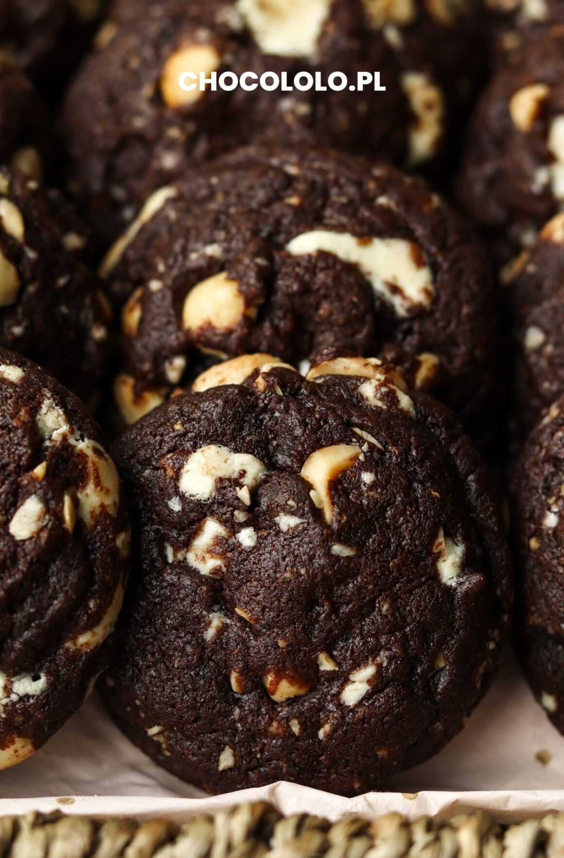 ciastka z cukrem Muscovado, orzechami i białą czekoladą