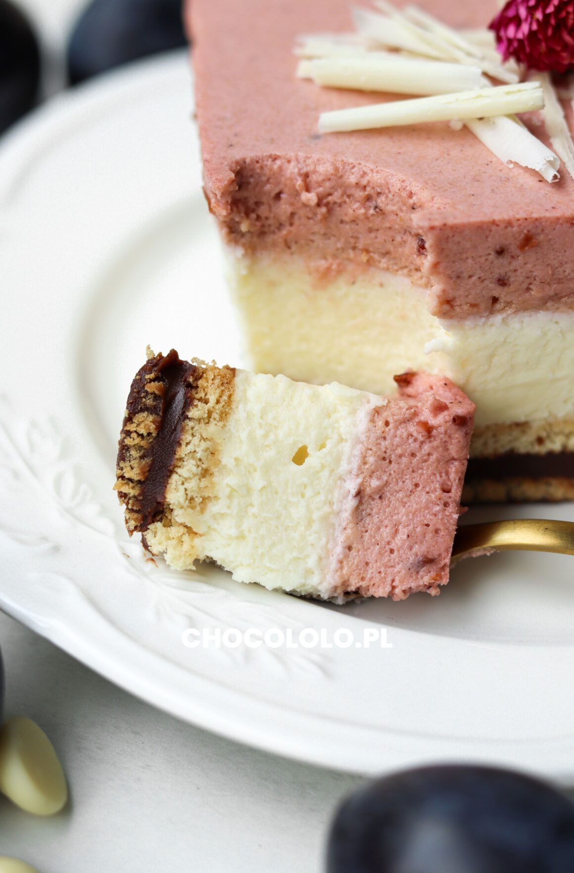 musowe ciasto z białą czekoladą i śliwkami
