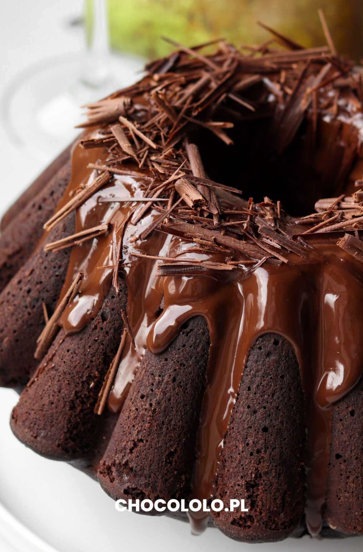 czekoladowe ciasto z winem i gruszkami