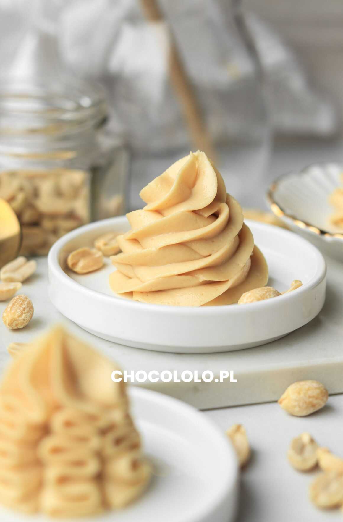 krem z masłem orzechowym do tortu