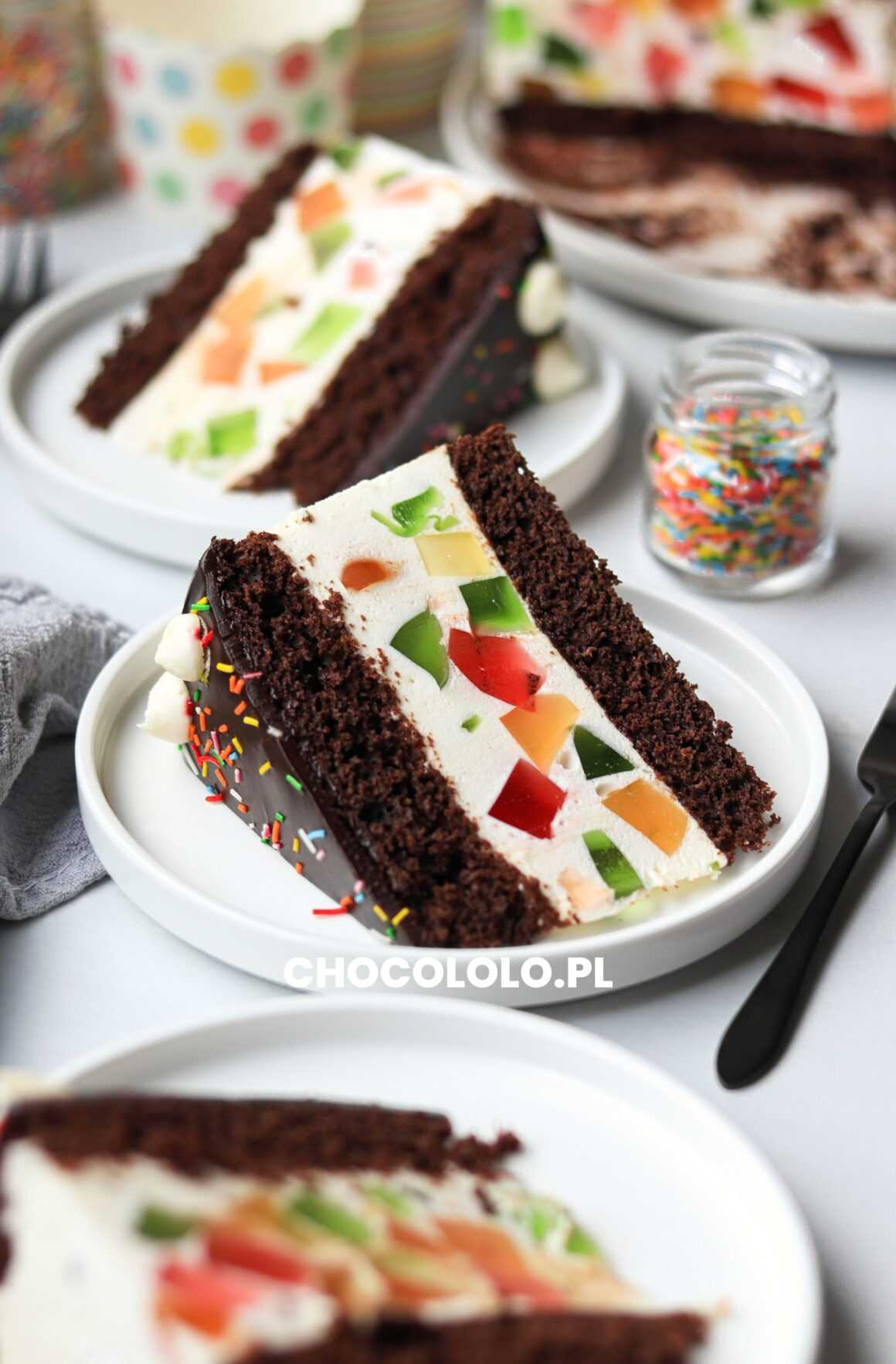 kolorowy śmietanowiec z ciastem czekoladowym