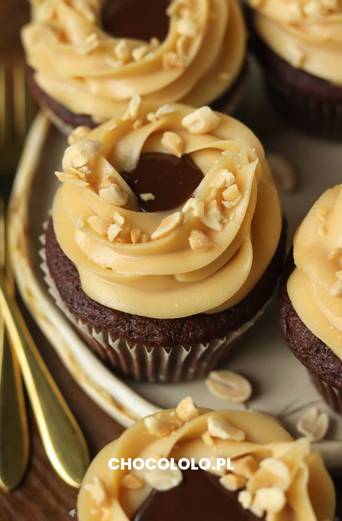 babeczki czekoladowe z masłem orzechowym i wiśniami