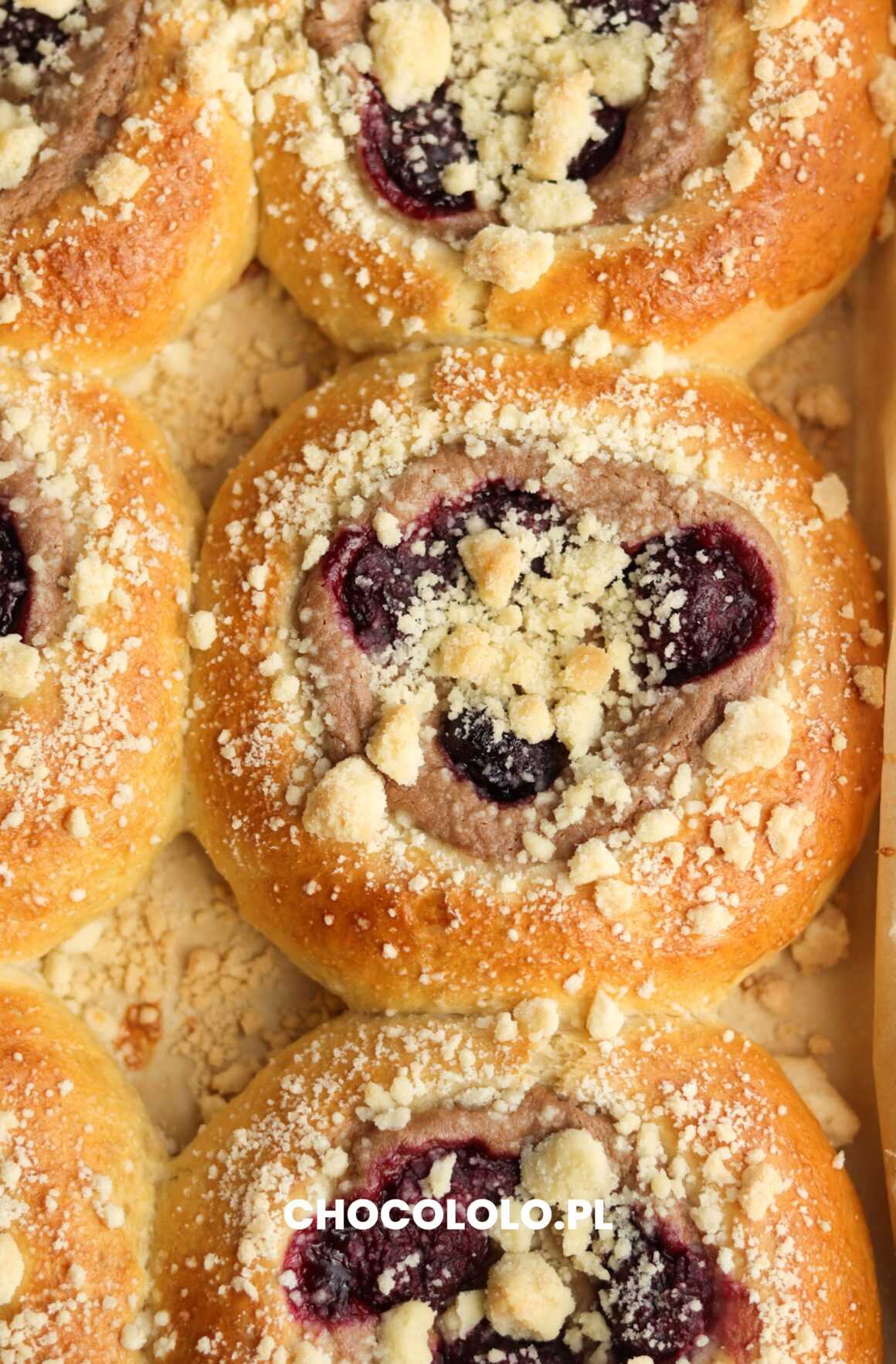 drożdżówki z czekoladowym twarożkiem i wiśniami