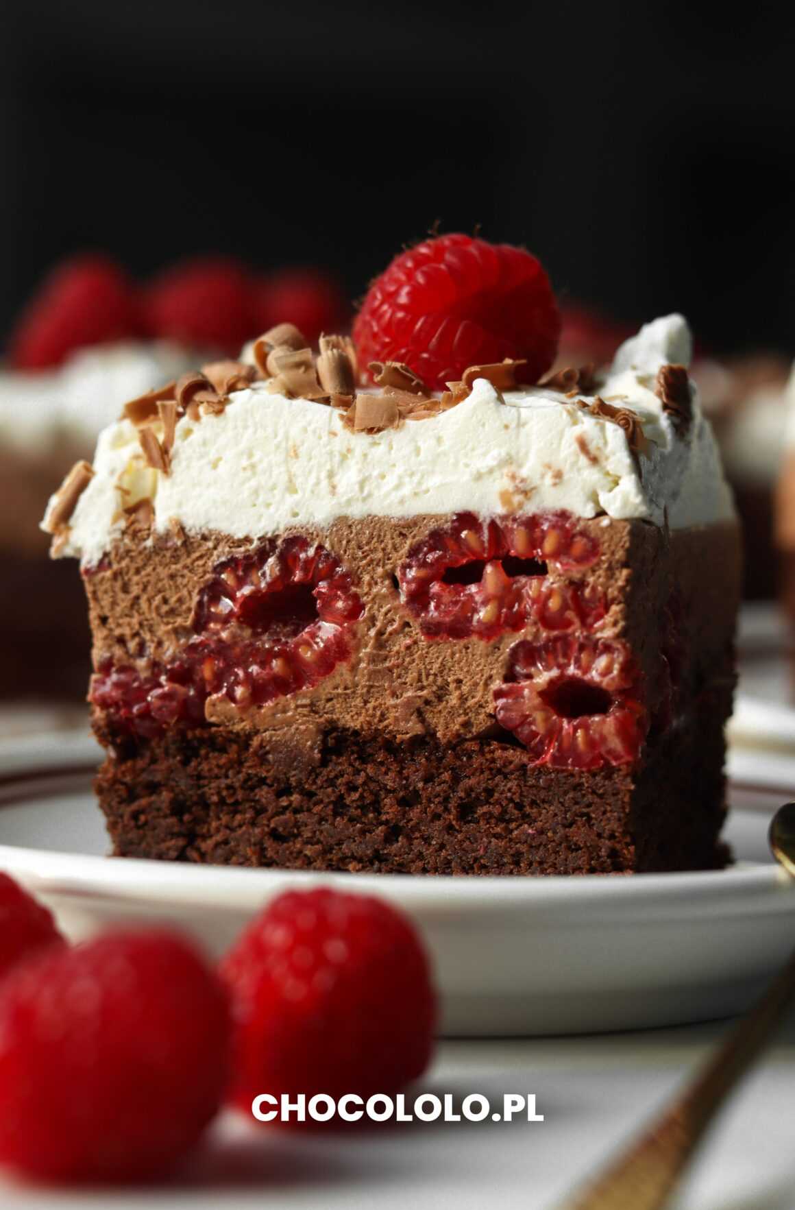 ciasto czekoladowe z musem czekoladowym i malinami