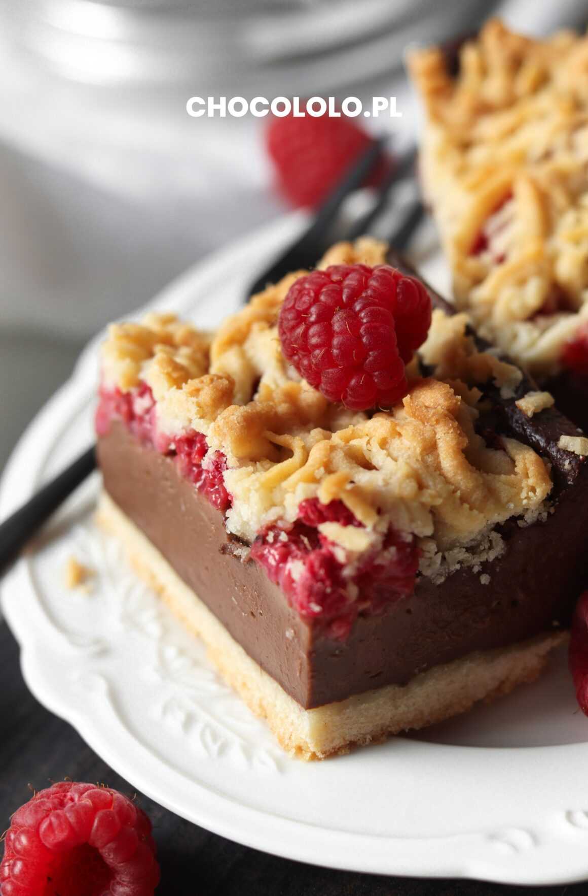 ciasto z budyniem czekoladowym i malinami