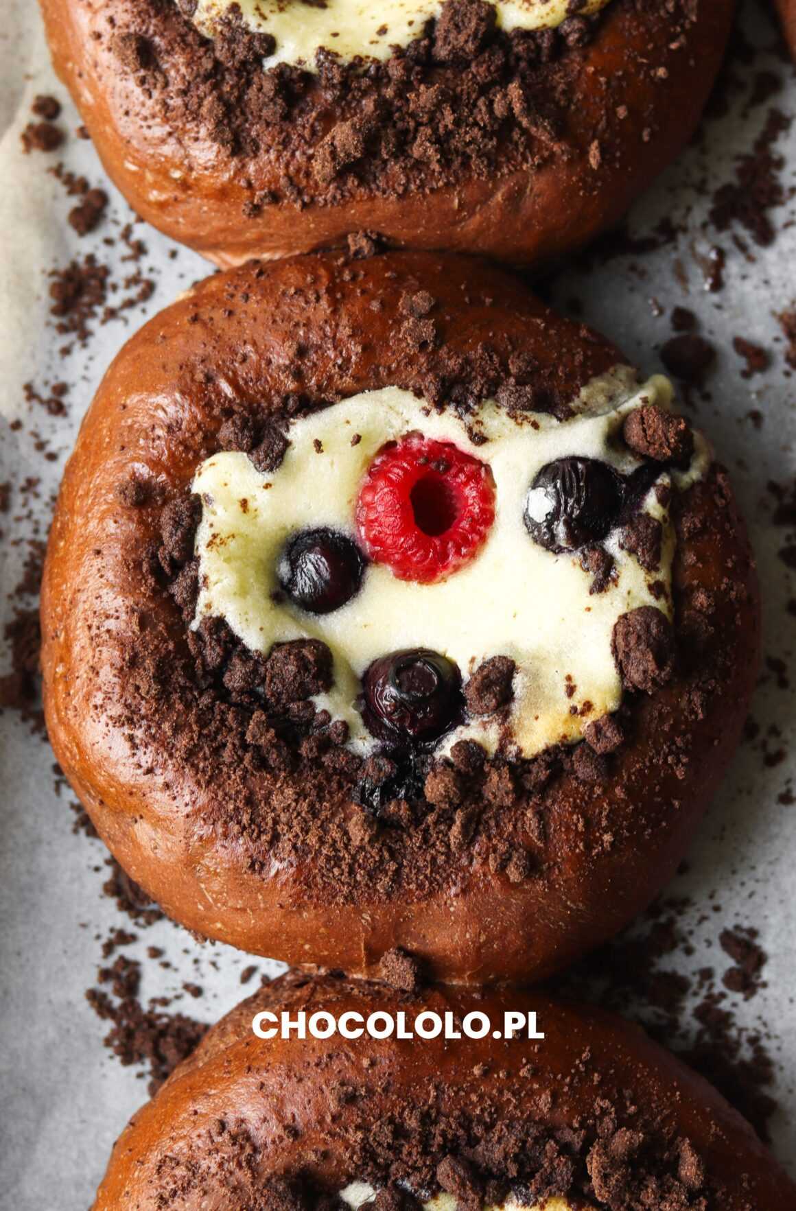 przepis na czekoladowe drożdżówki z mascarpone i owocami