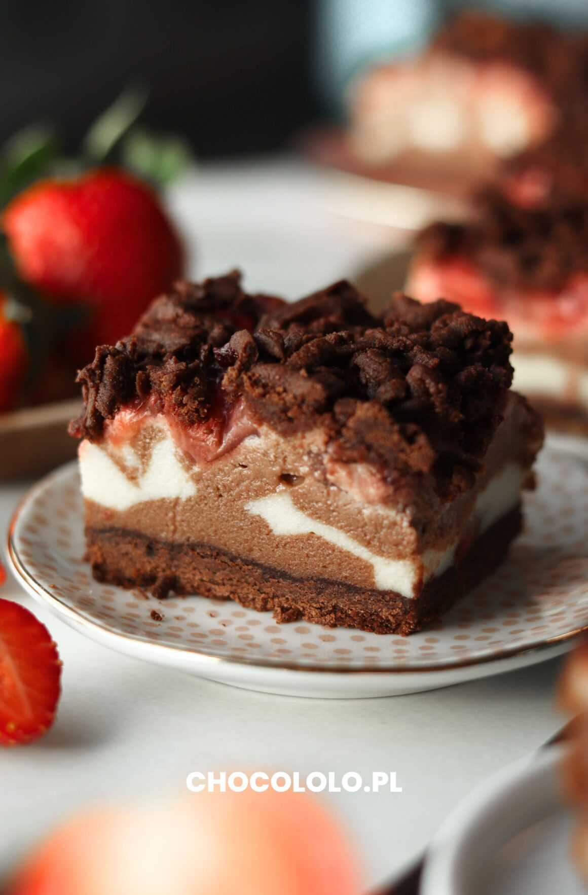 łaciaty sernik z truskawkami
