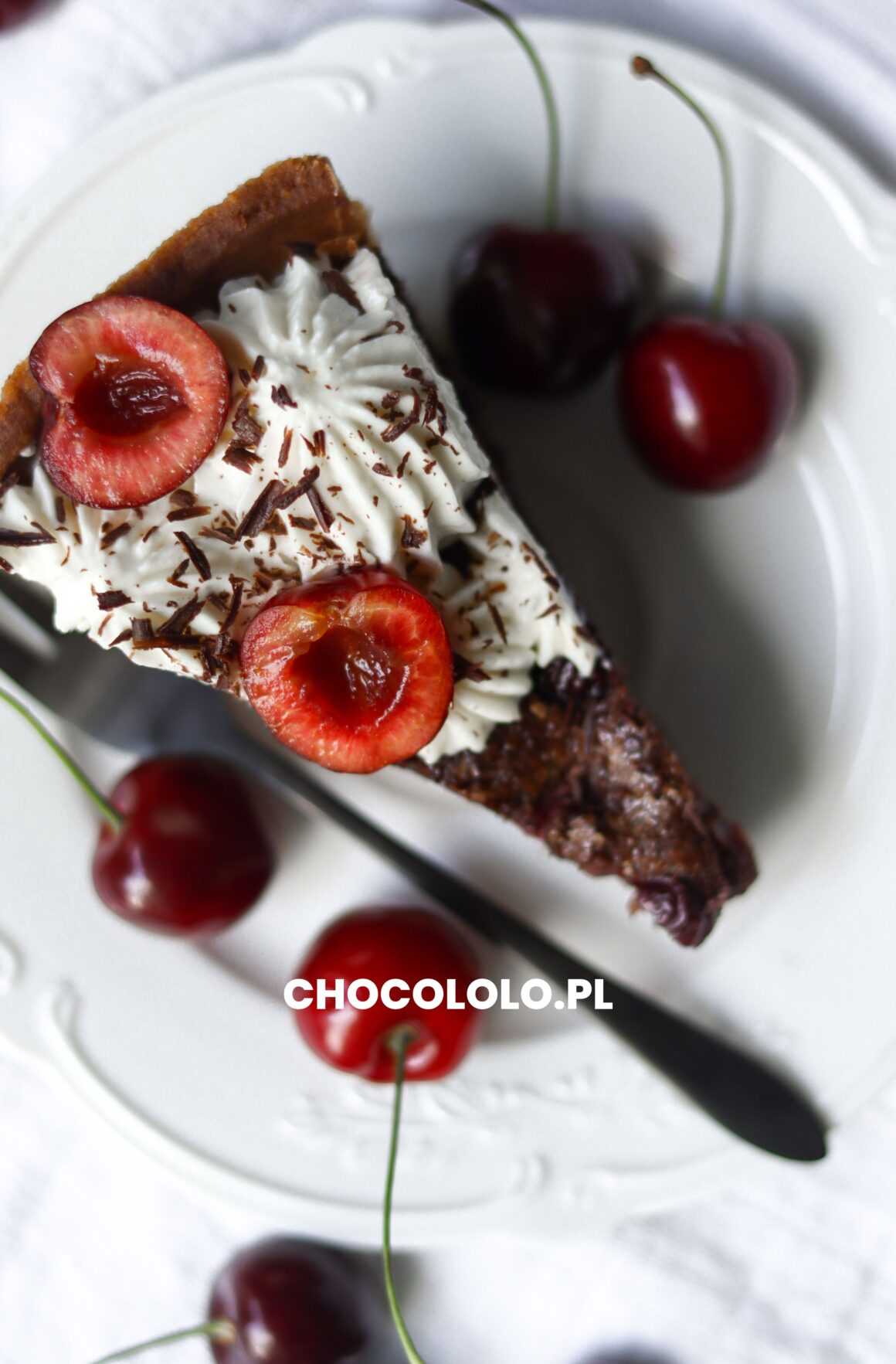 tarta czekoladowo-migdałowa z czereśniami