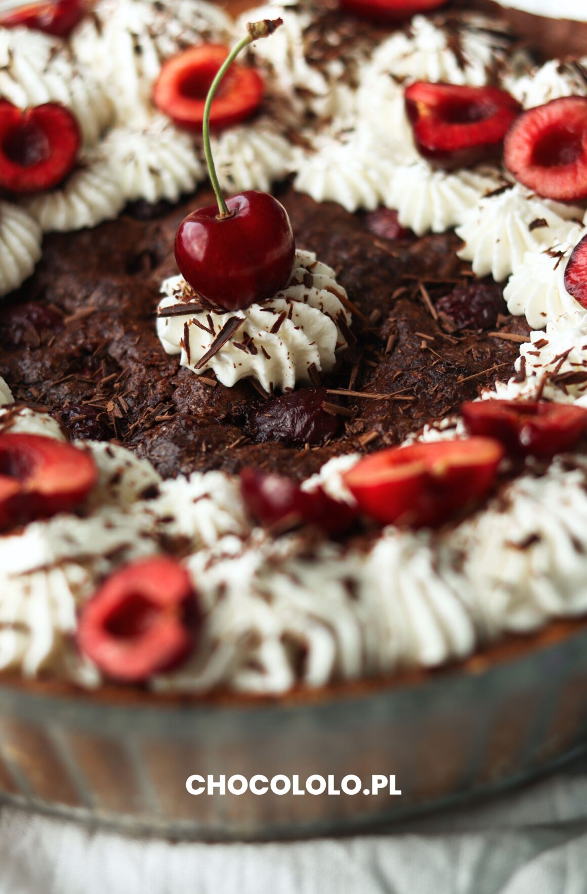 tarta z czekoladą, migdałami i czereśniami