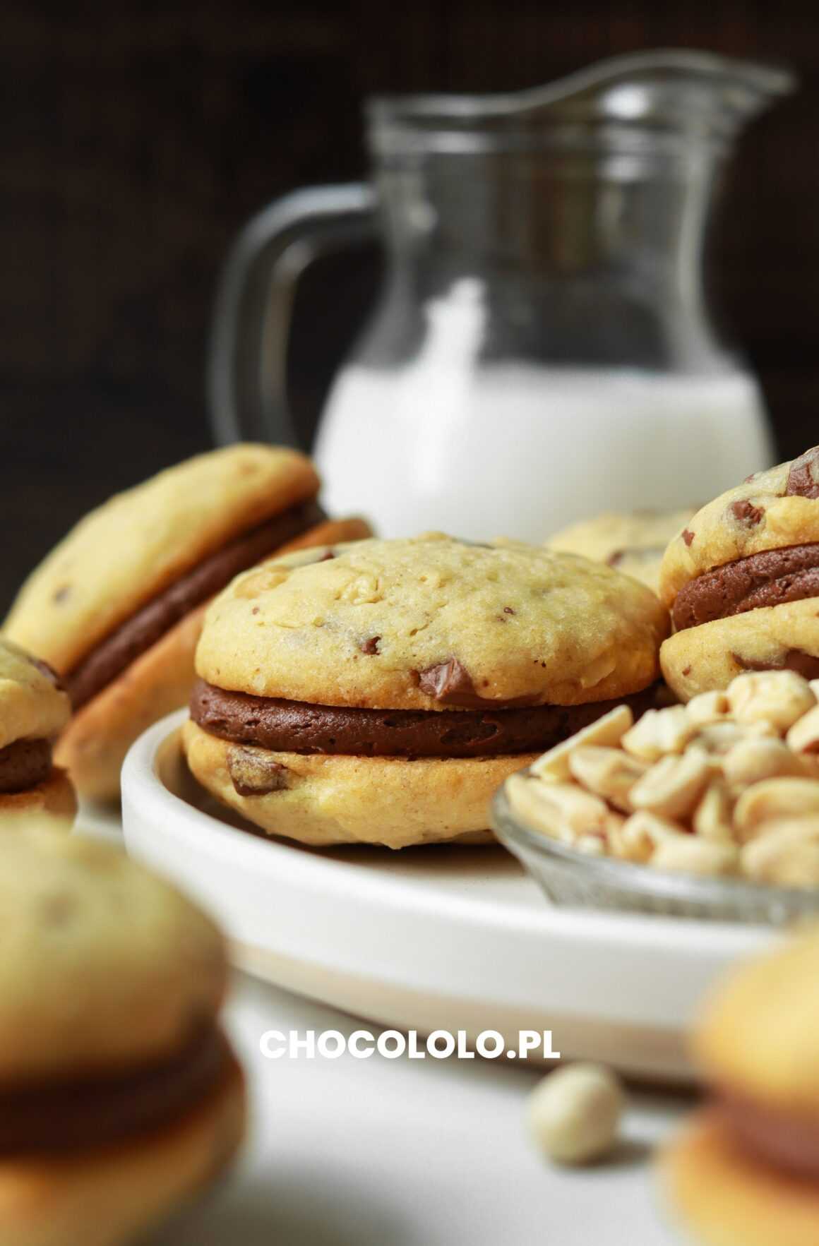 Przepis na pyszne ciasteczka z czekoladą i kremem kakaowym.