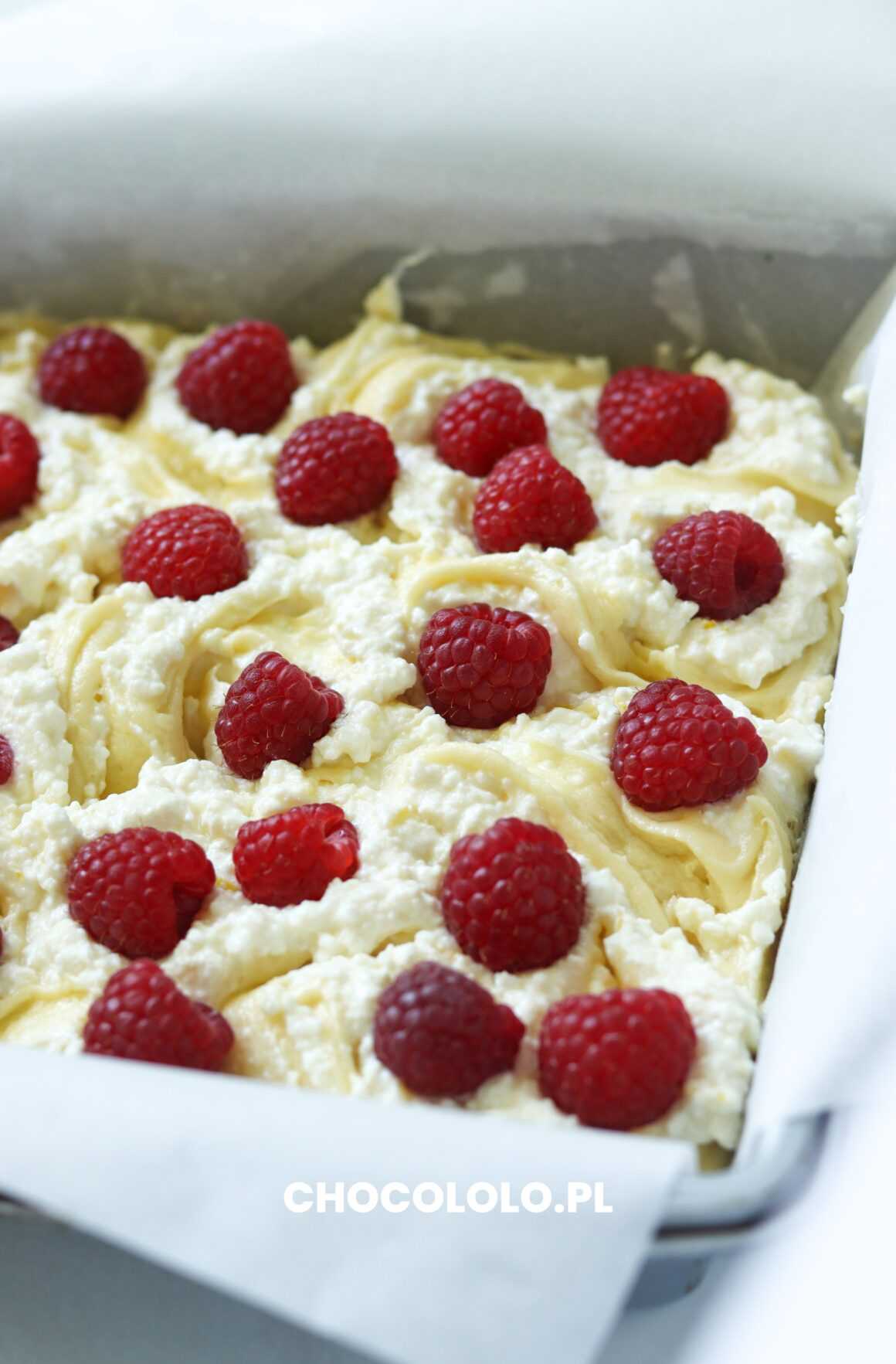 przepis na sernikoblondie z malinami