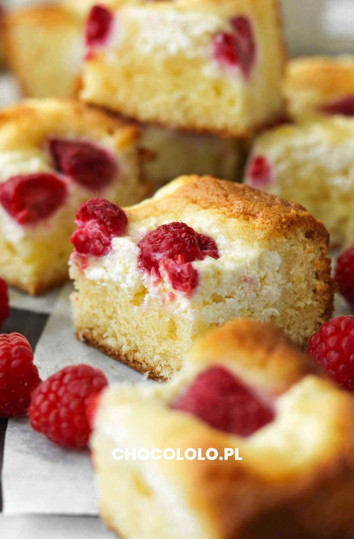 sernikoblondie z malinami