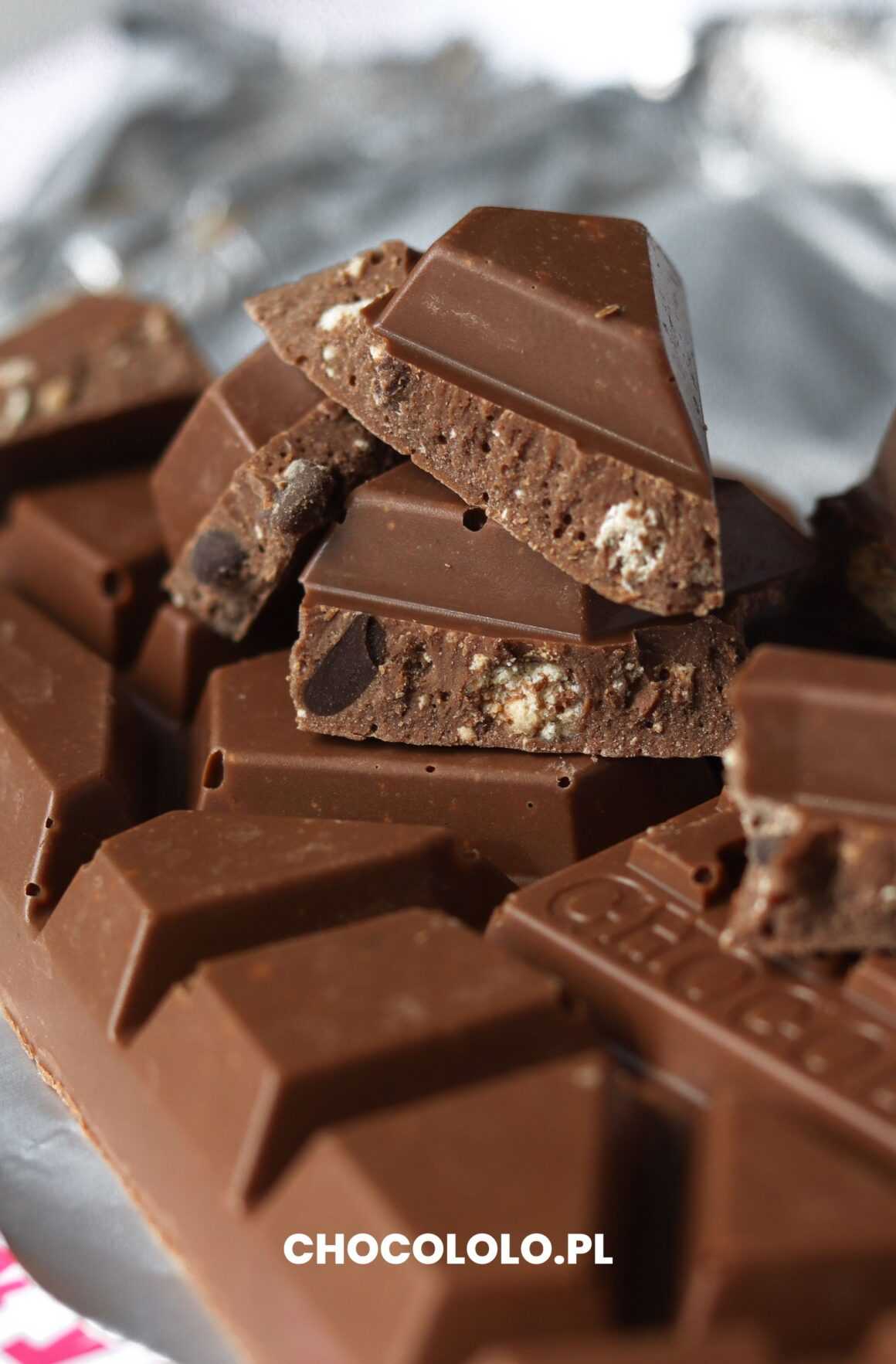 Kostki mlecznej czekolady z kawałkami ciasteczek Tonys Chocolonely