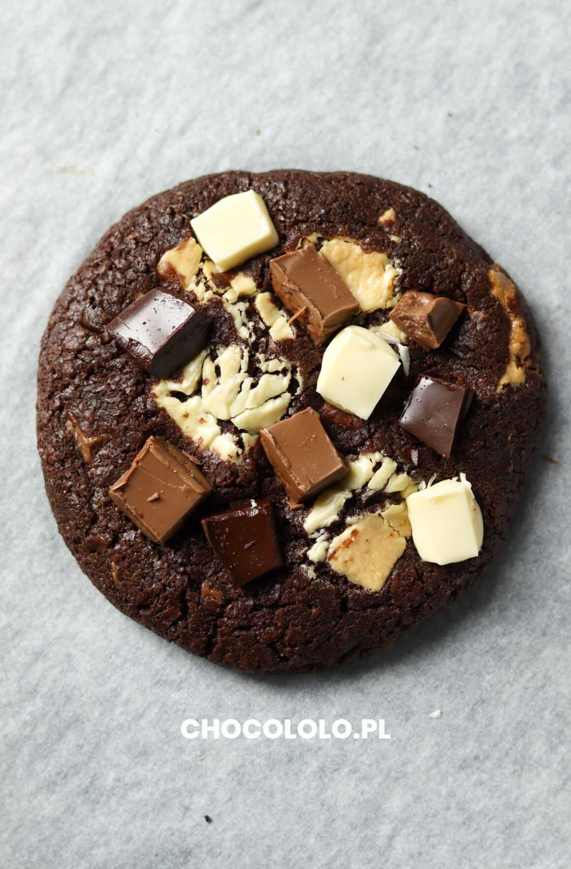 ciasteczka potrójnie czekoladowe jak crumbl cookies (2)