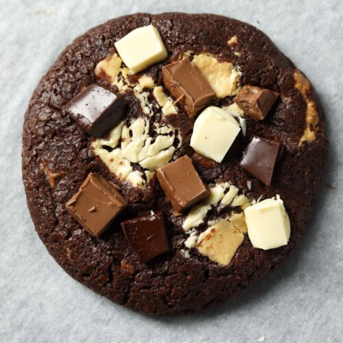 ciasteczka potrójnie czekoladowe jak crumbl cookies (2)