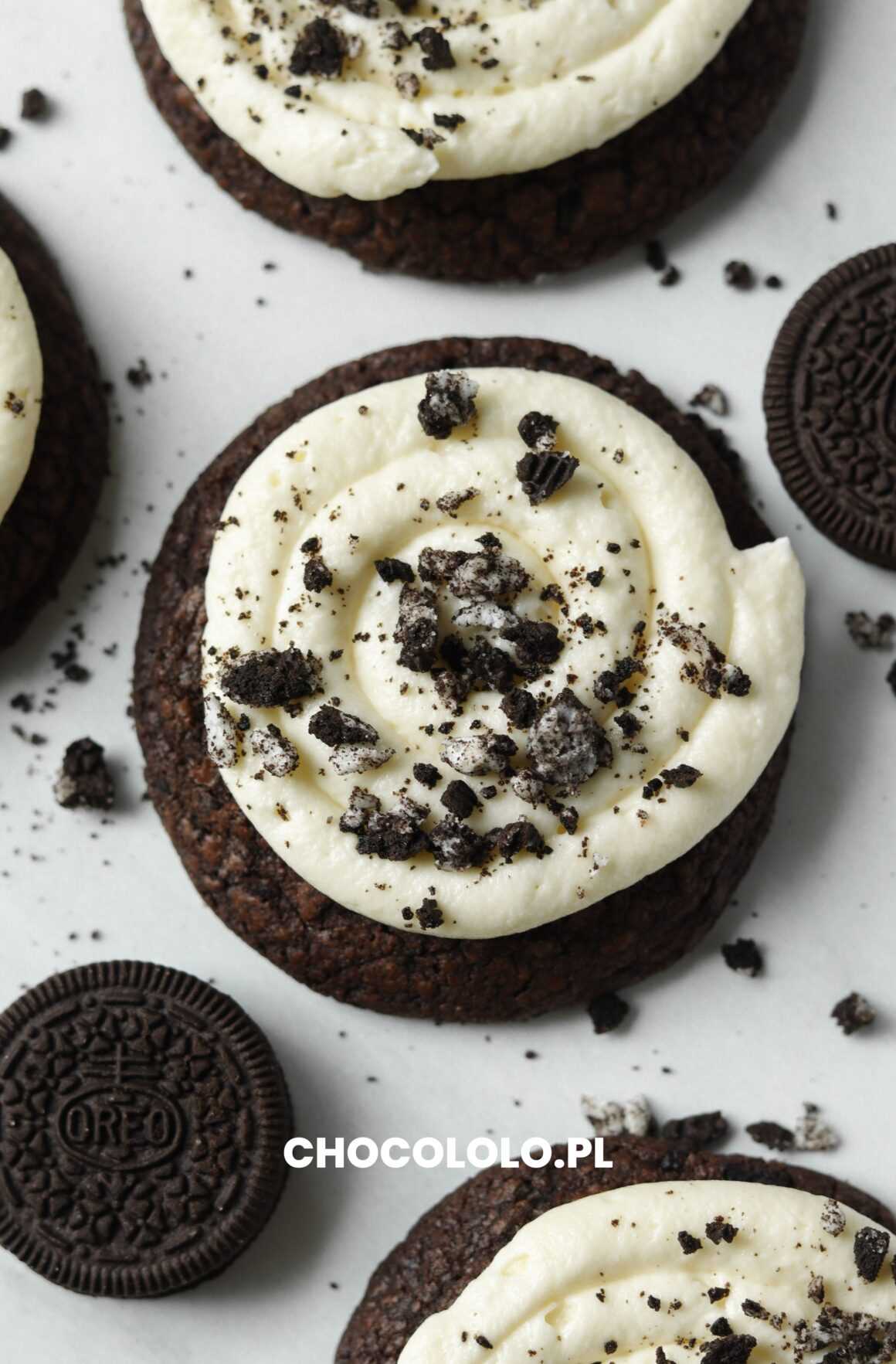Pyszne i słodkie ciasteczka czekoladowe Oreo jak Crumbl Cookies