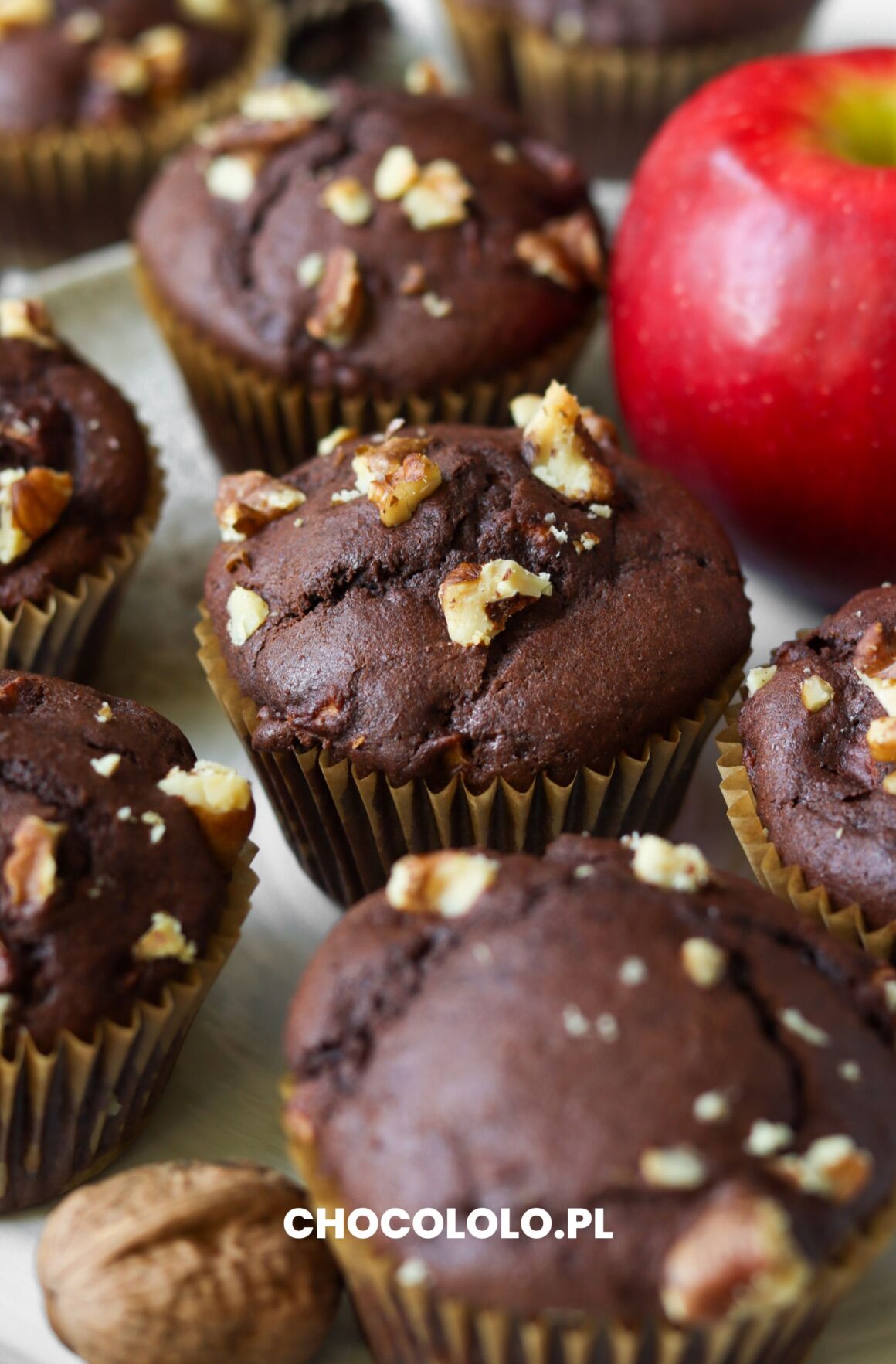czekoladowe muffinki czekoladowe z jabłkami