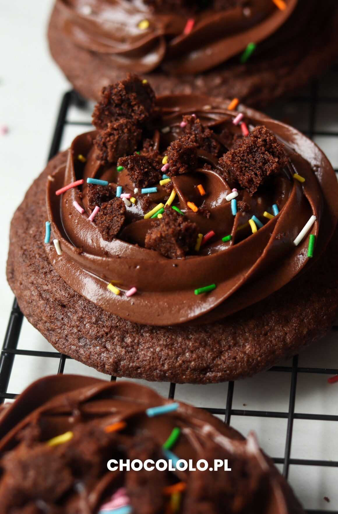 ciasteczka czekoladowe z kremem czekoladowym jak crumbl cookies