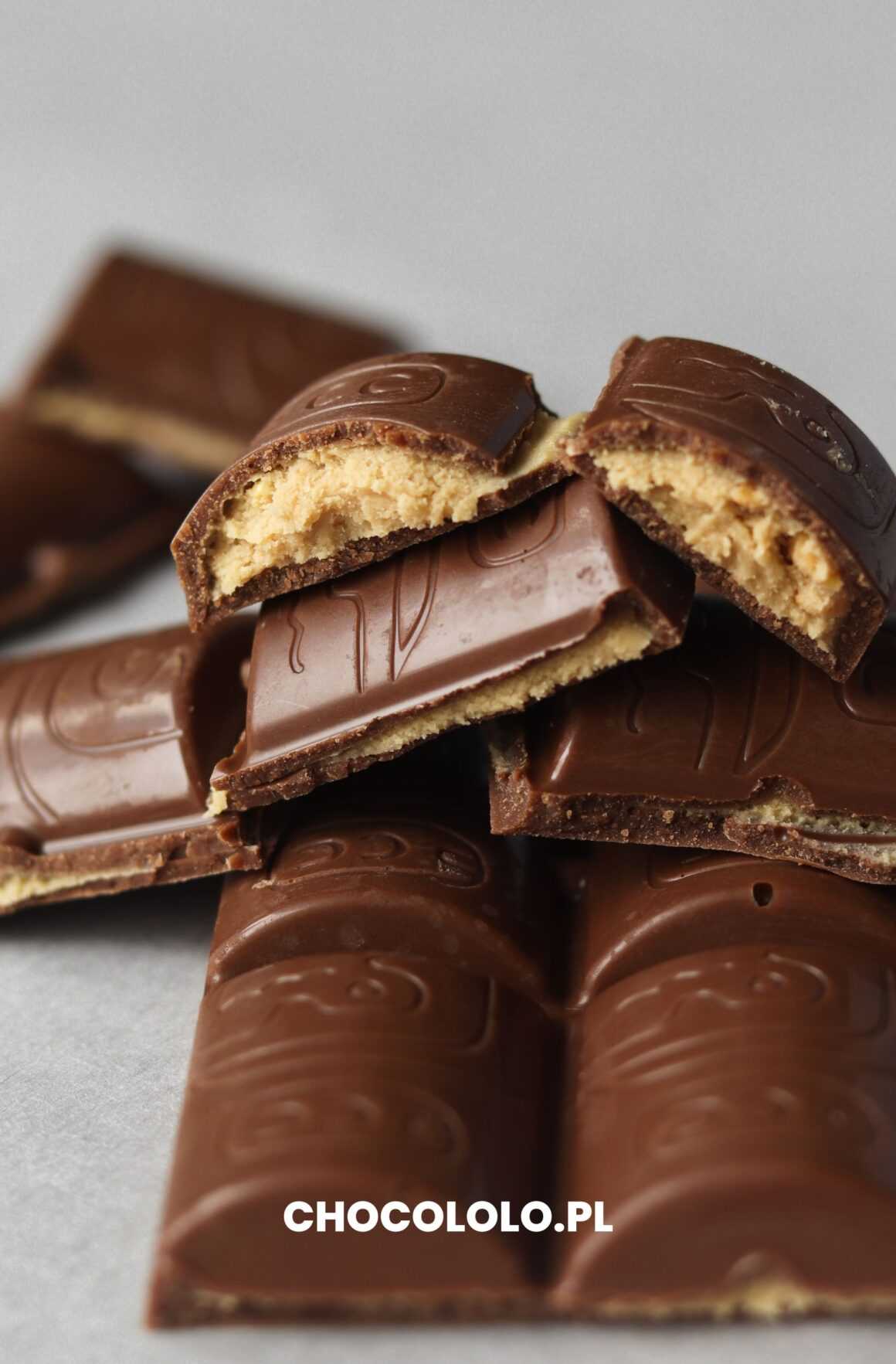 Kostki czekolady mlecznej z nadzieniem z masłem orzechowym choctopus