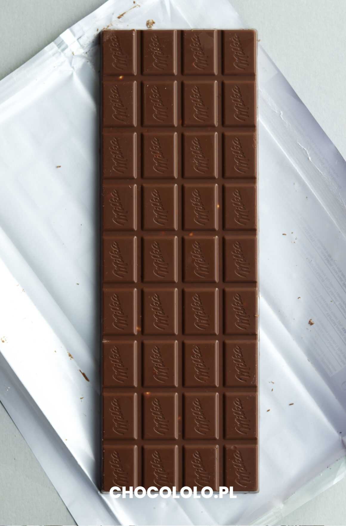 Tabliczka czekolady Milka z całymi orzechami