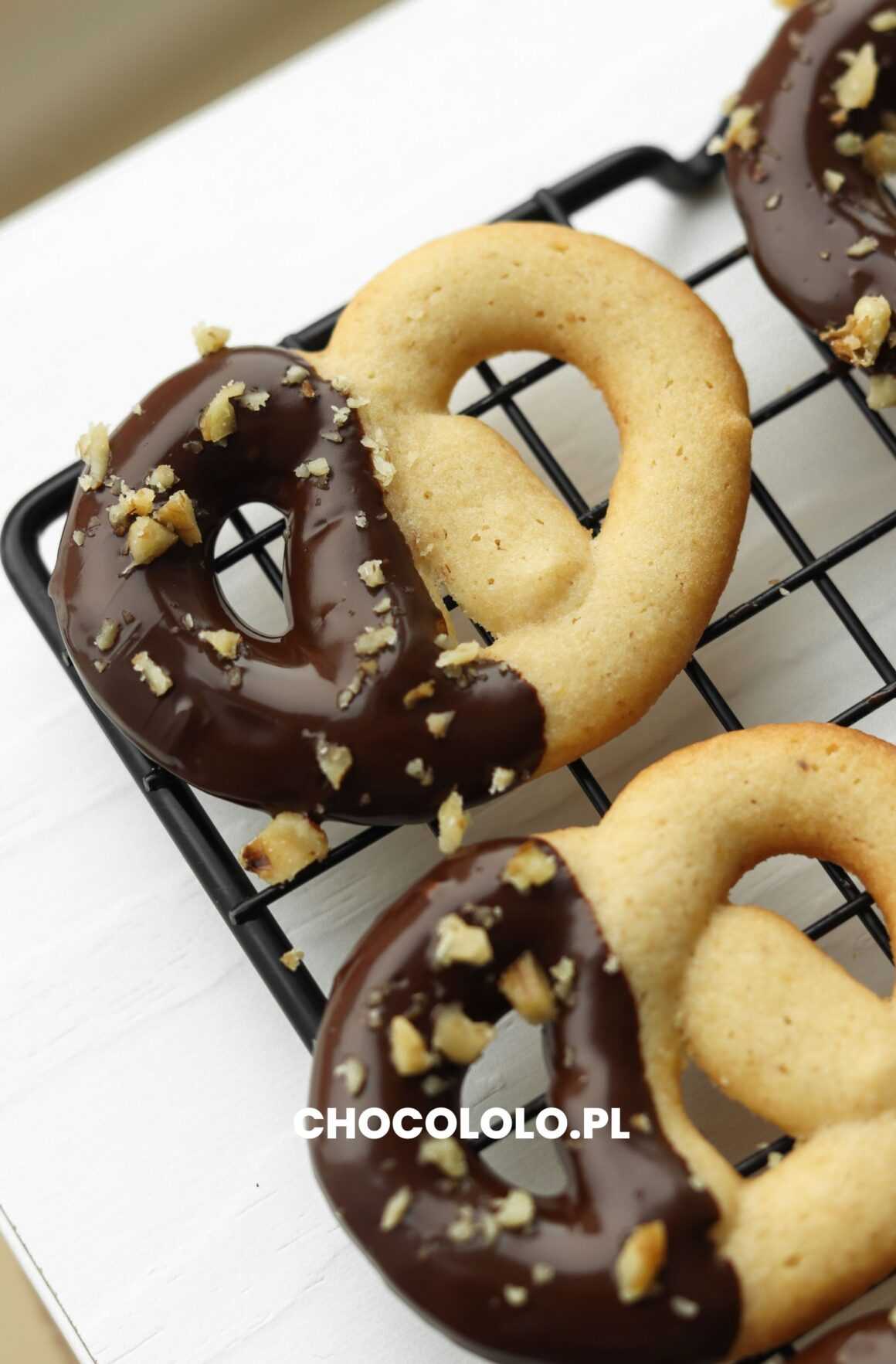kruche precelki z orzechami włoskimi