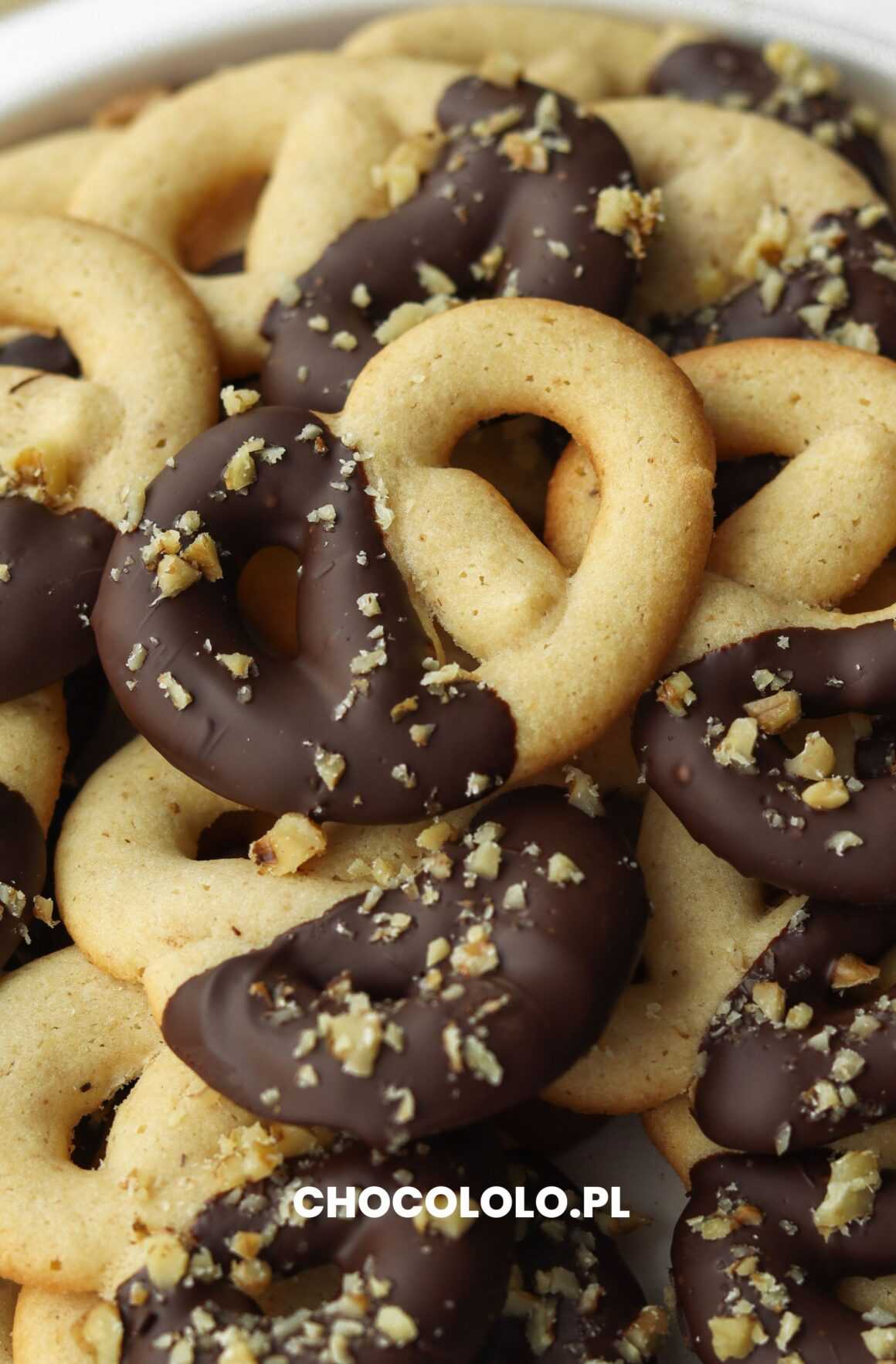 maślane, kruche precelki w czekoladzie