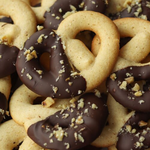 maślane, kruche precelki w czekoladzie